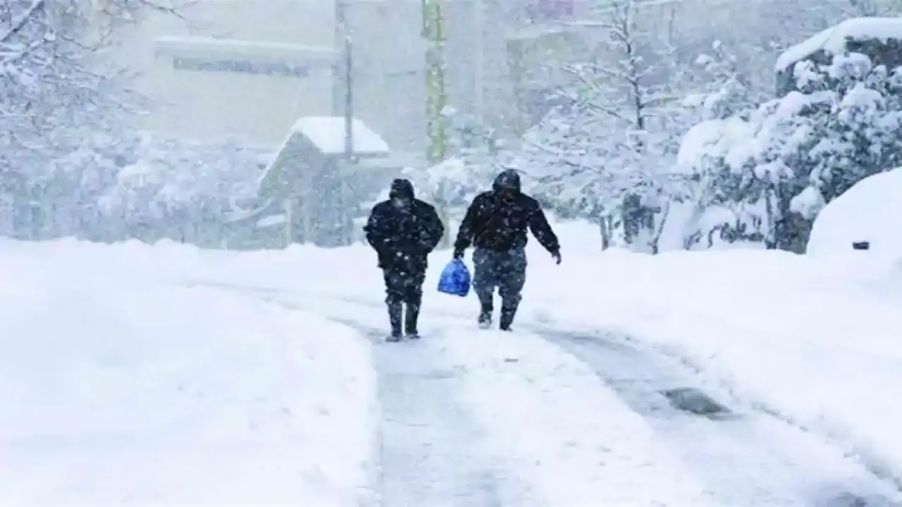 تساقط ثلوج يغطي عدة مناطق في أوراس وسط أجواء شتوية باردة